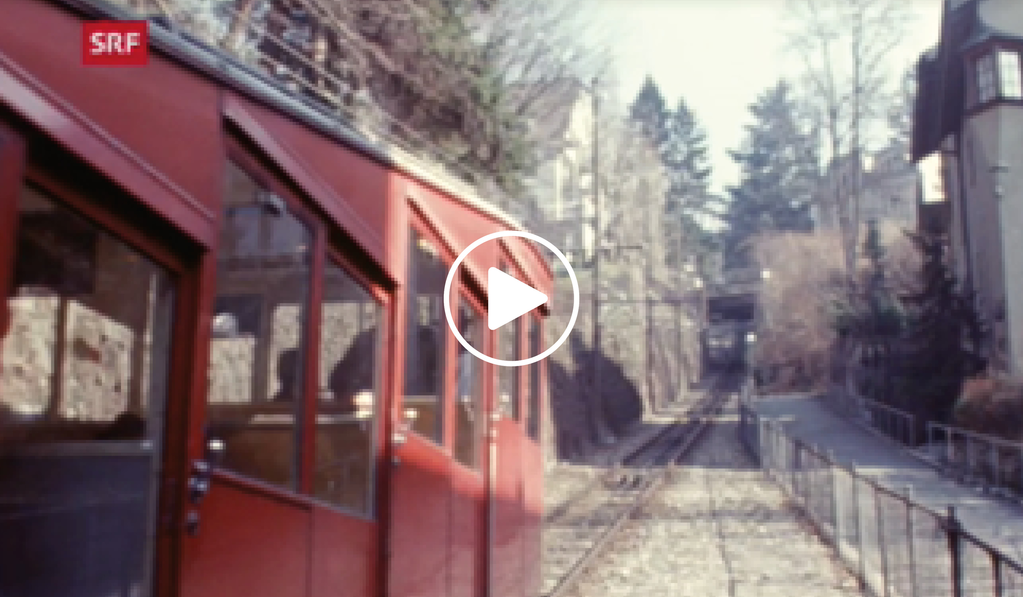 Die Seilbahn Rigiblick wird nach betrieblichen Schwierigkeiten 1973 von den Verkehrsbetrieben Zürich (VBZ) übernommen und bleibt somit weiterhin im Betrieb. Dieser SRF-Beitrag aus besagtem Jahr schildert die Situation. (Video: SRF Schweizer Radio und Fernsehen)