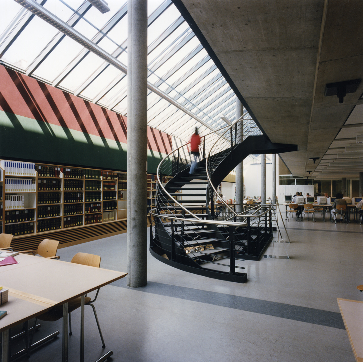	Blick in den 2. Stock des Lesesaals im Neubau mit Wendeltreppe zur Zeitschriftengalerie, Seite M&uuml;hlegasse. Aufnahme von 1996 (Baugeschichtliches Archiv der Stadt Z&uuml;rich).