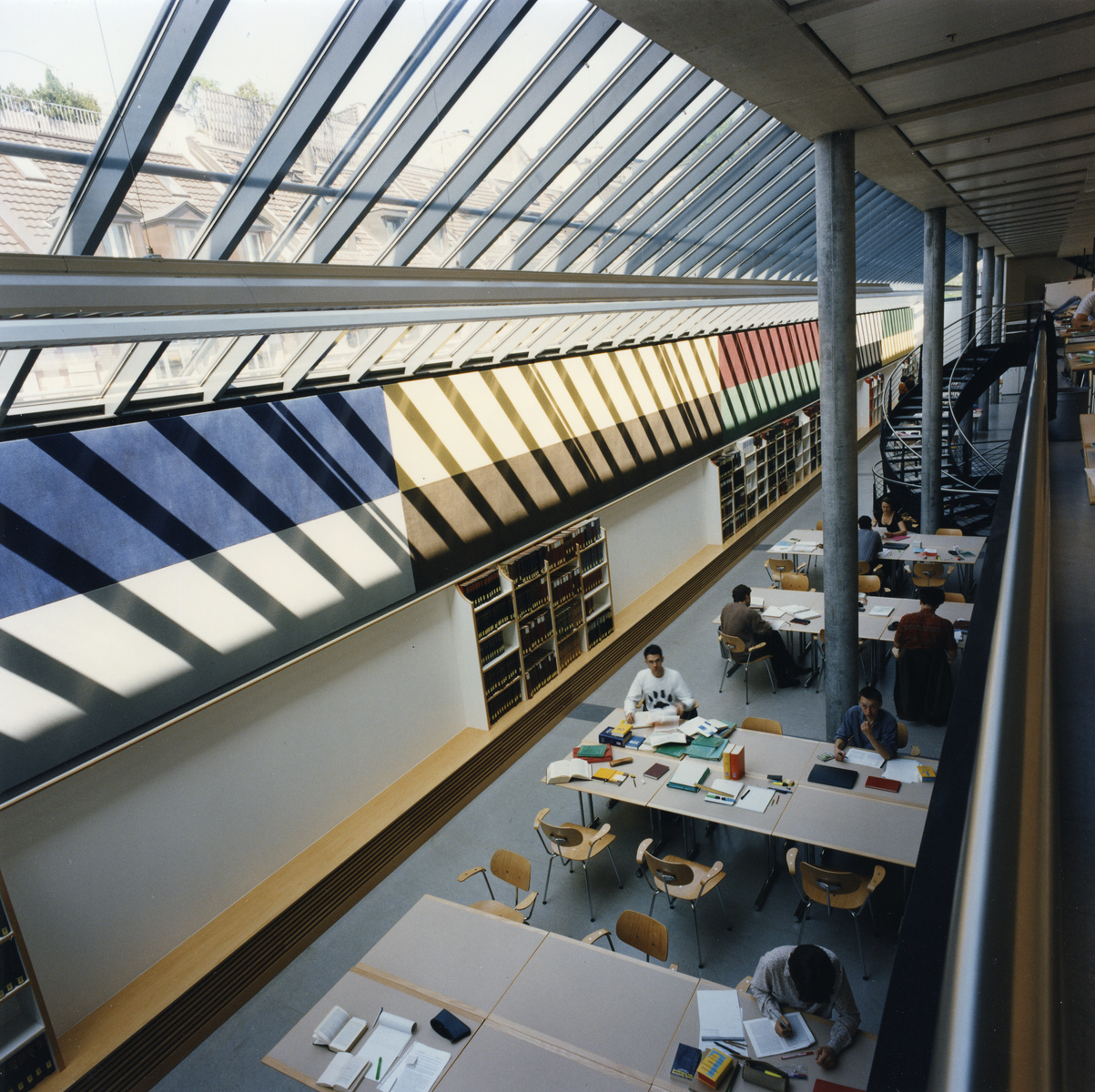 	Blick von der Zeitschriftengalerie in den 2. Stock des Lesesaals im Erweiterungsbau, Seite M&uuml;hlegasse. Aufnahme von 1996 (Baugeschichtliches Archiv der Stadt Z&uuml;rich).