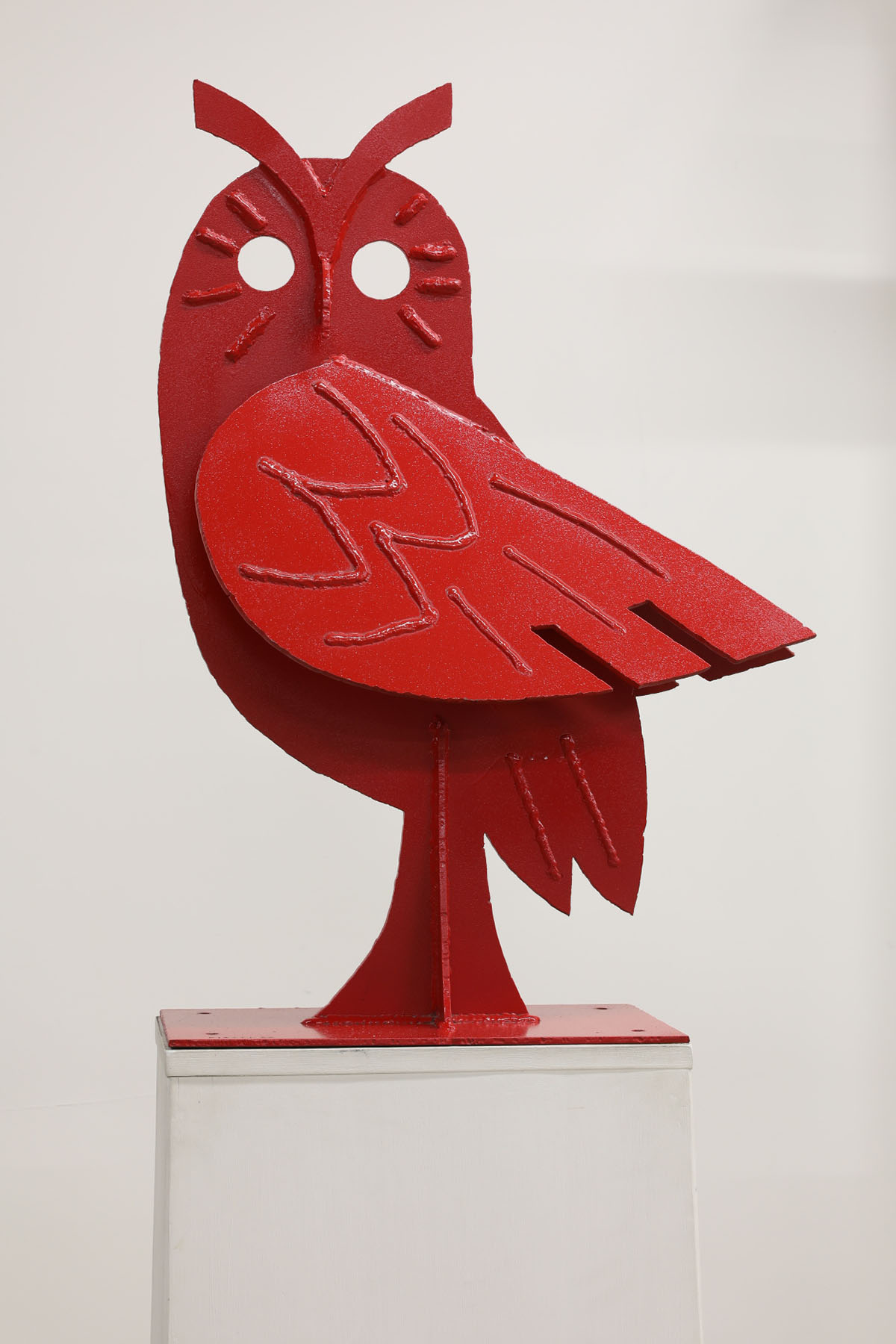 Die bemalte Eisenplastik «Grosse rote Eule» von Celestino Piatti, 1986 (Bild: ZB Zürich / Celestino Piatti / Verein «Celestino Piatti – das visuelle Erbe»)