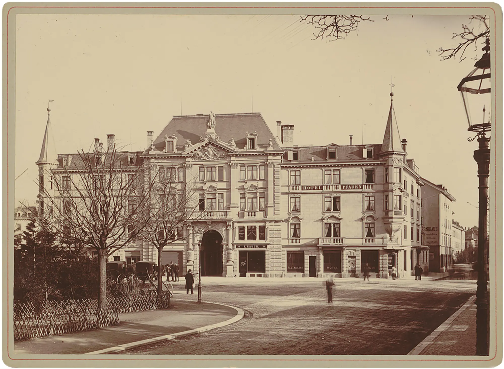 Der Erfolg des Theaters veranlasst Hürlimann bald schon dazu, die ursprünglichen Bauten durch einen grossen Neubau zu ersetzen. Der zwischen 1888 und 1889 erbaute Pfauenkomplex beherbergt heute das Schauspielhaus Zürich. (Bild: ZB Zürich)