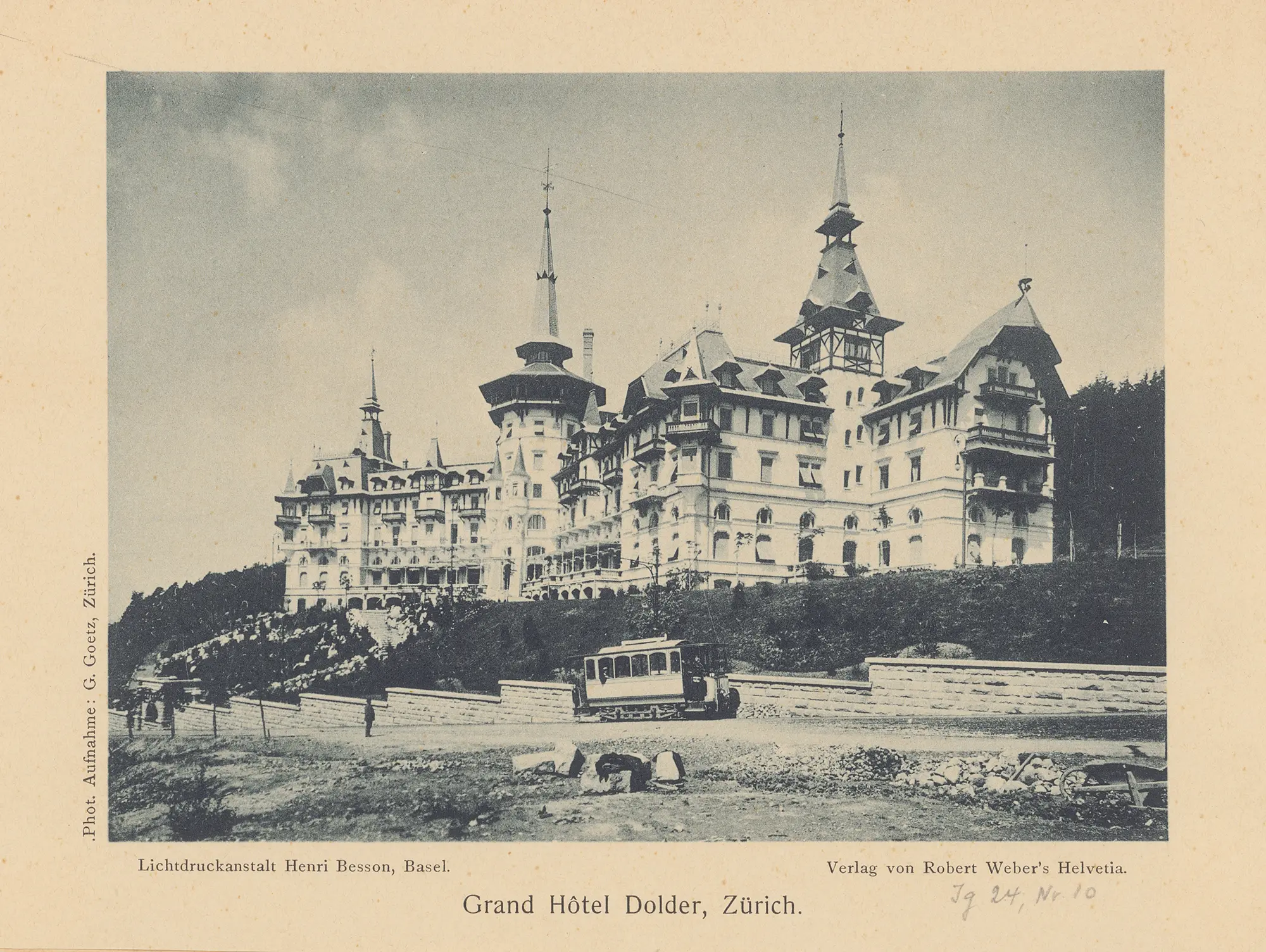 Das Doldertram vor dem neuerbauten Grand Hôtel Dolder. (Bild: ZB Zürich)