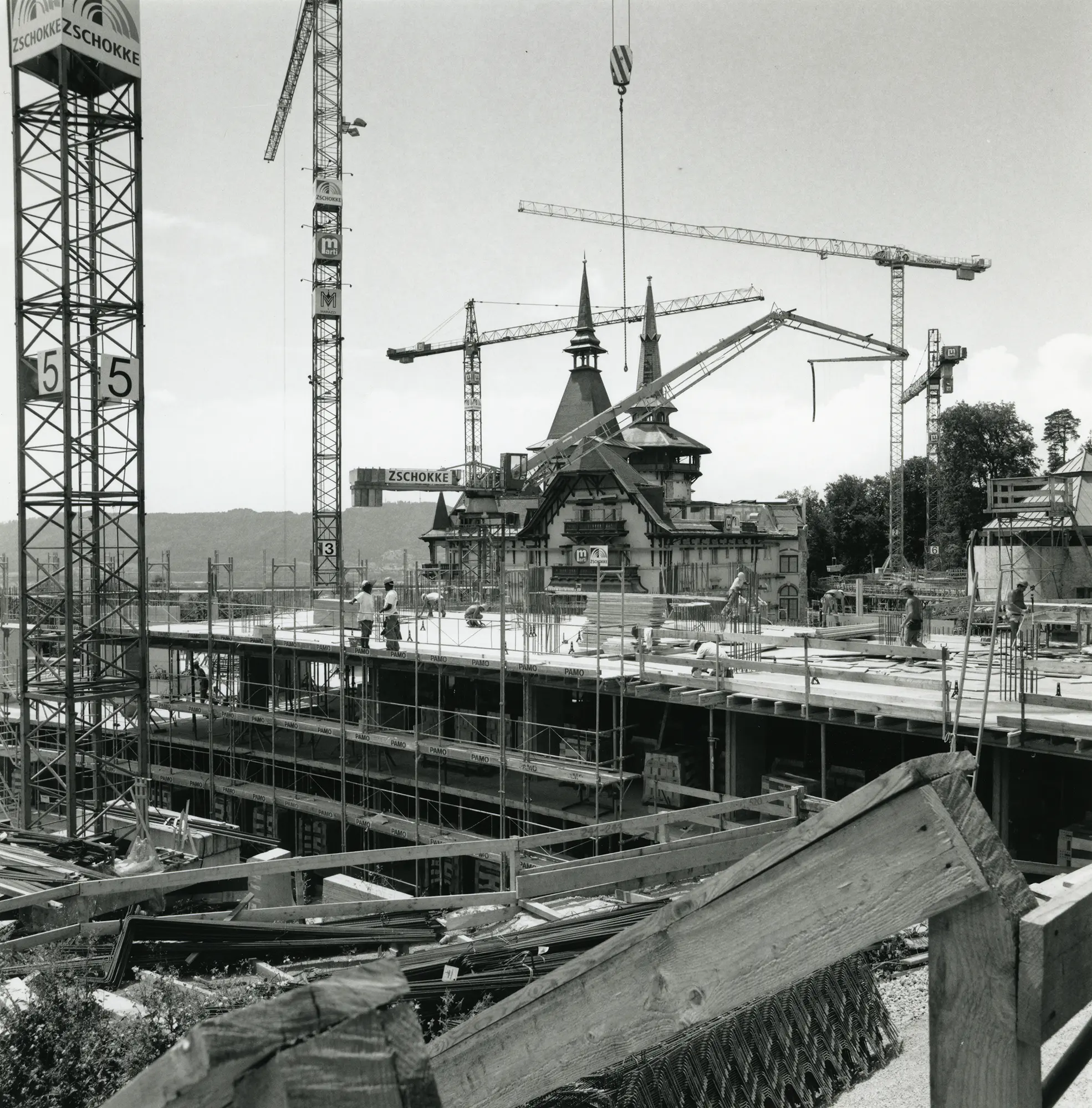 Im Jahr 2004 verschwindet das Grand Hotel Dolder hinter Baugerüsten. Das historische Hauptgebäude wird um zwei neue Gebäudeflügel ergänzt. (Bild: Hanspeter Dudli / Baugeschichtliches Archiv)