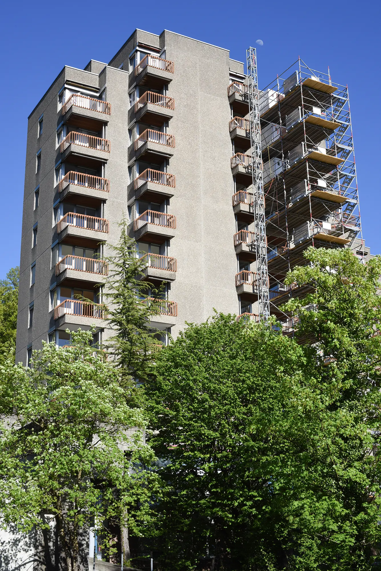 Das eingerüstete Hotel Waldhaus Dolder im April 2026. (Bild: Aufnahme der Autorinnen)