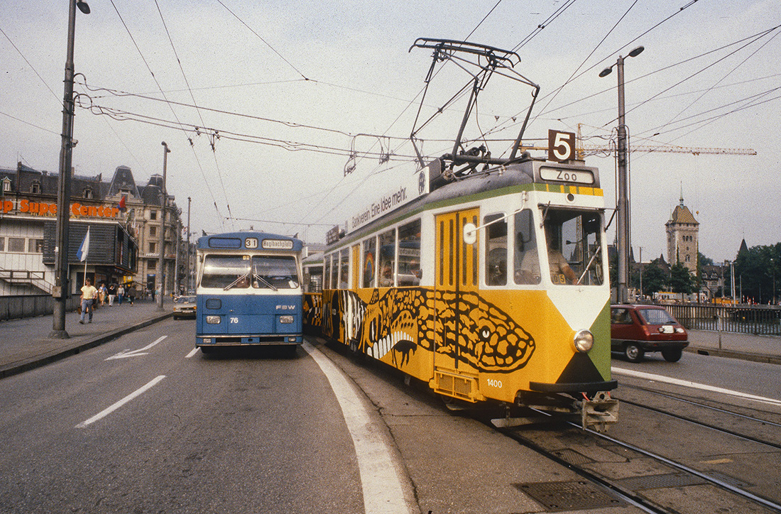 Ein Trolleybus  und ein VBZ-Tram auf der Bahnhofbrücke, 1985. (Bild: ETH-Bibliothek Zürich, Bildarchiv)