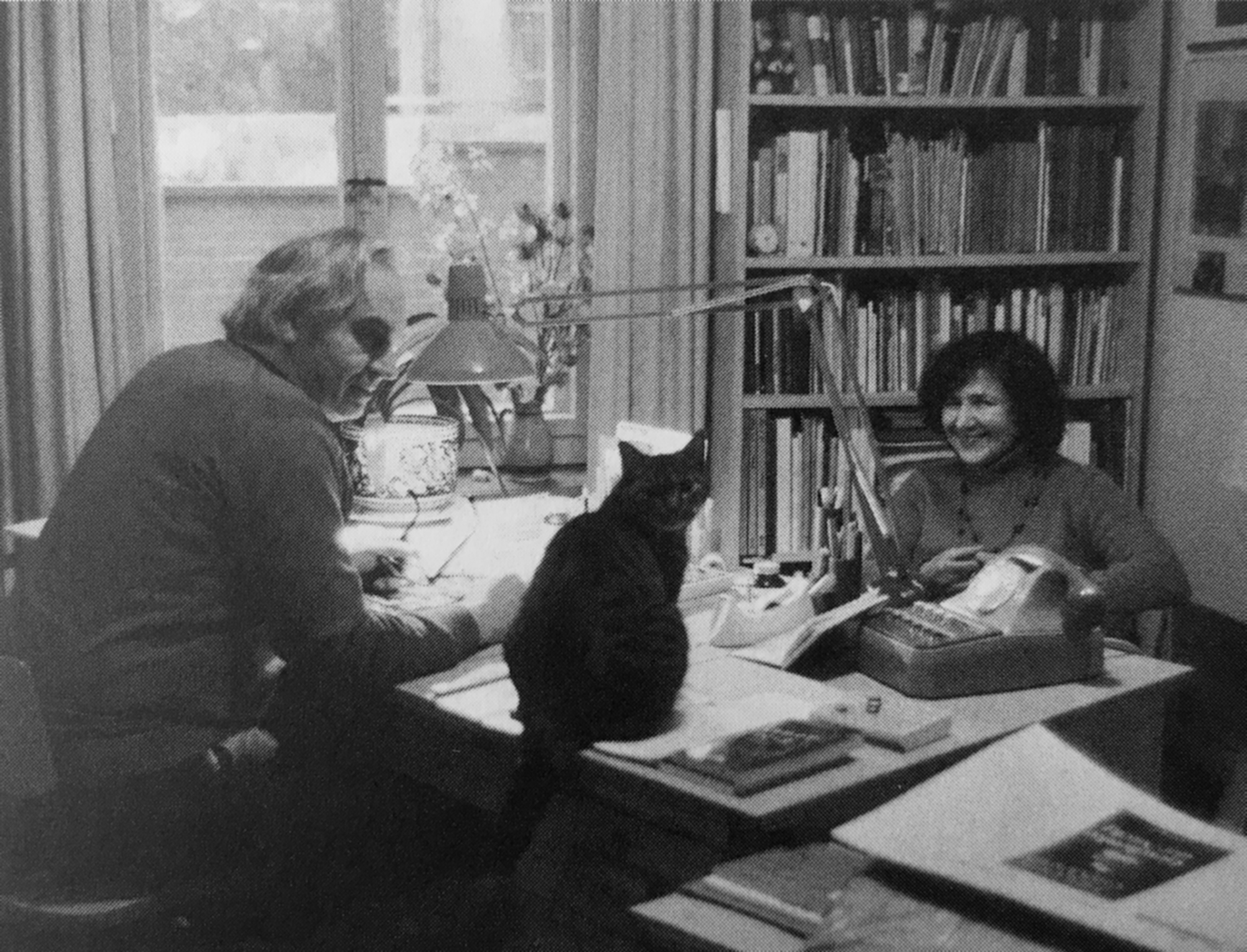 Das Pendo-Verlegerduo Bernhard Moosbrugger und Gladys Weigner in den 1980er-Jahren mit Kater Murr. (Bild: anonym / aus «Bernhard Moosbrugger – Fotograf und Verleger»)