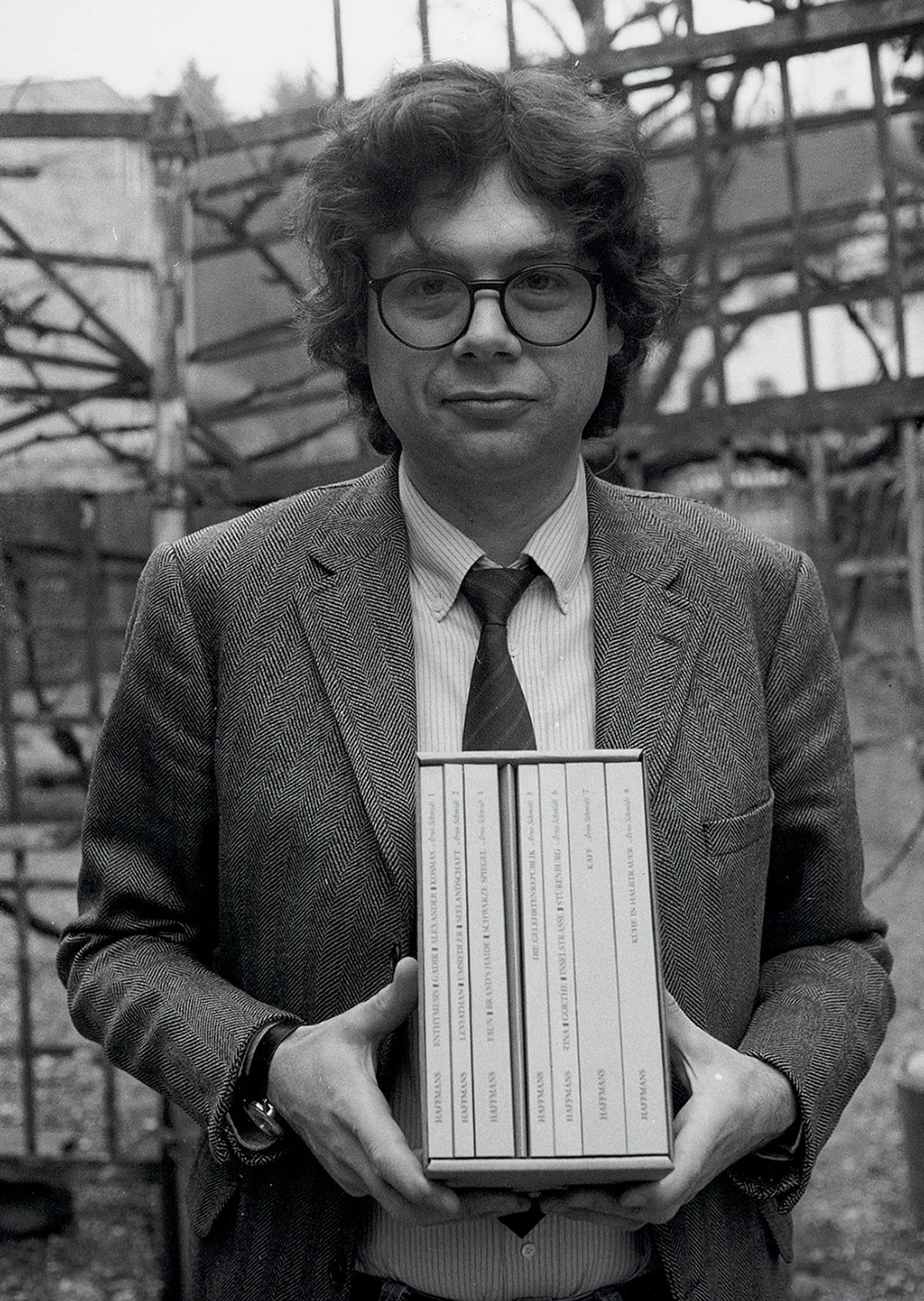 Der Verleger Gerd Haffmans mit einem Schuber voller Bücher, das Datum der Aufnahme ist unbekannt. (Bild: Fritz Senn / ZB Zürich)