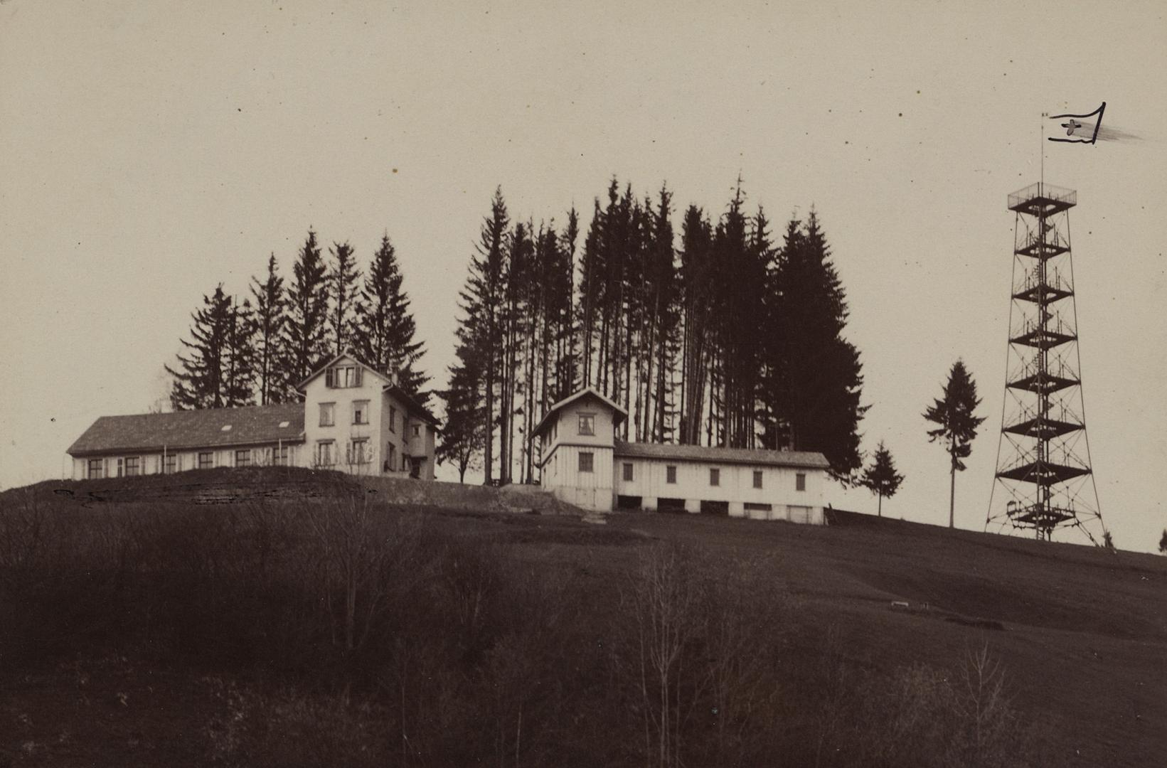 Inn and observation tower on the Bachtel, around 1900. The Swiss flag on the tower has been drawn in by hand (image: Michael Held / ZBZ)