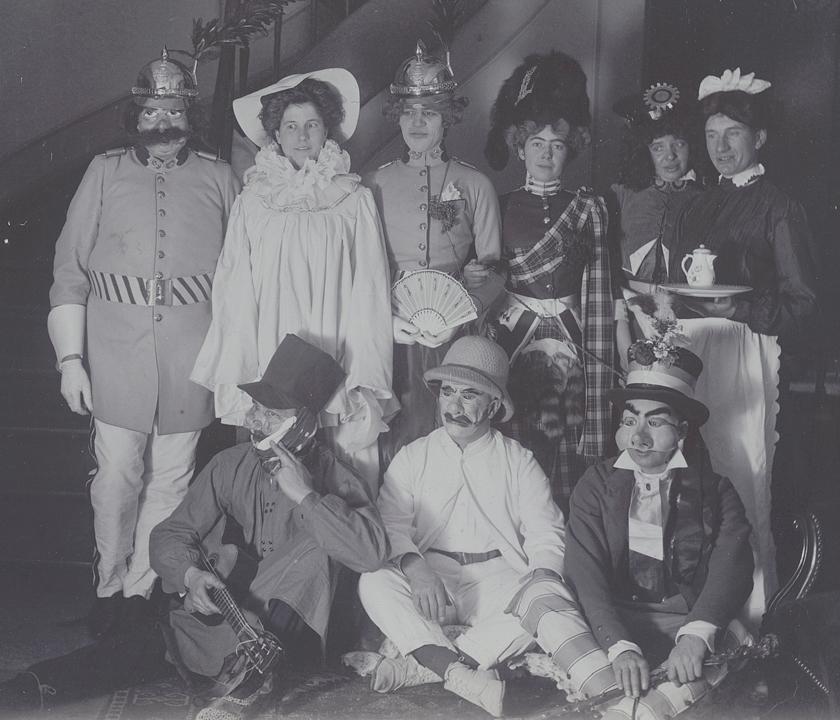 Masked ball from the photo collection of art historian Paul Ganz (1872–1954), undated. (Image: ZB Zürich, FA Ganz 81)