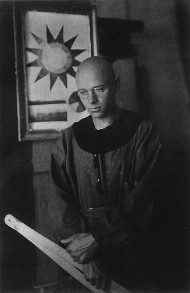 Johannes Itten at the Bauhaus, Weimar 1921, with his colour star in the background (Hs NL 11: Ba 6)