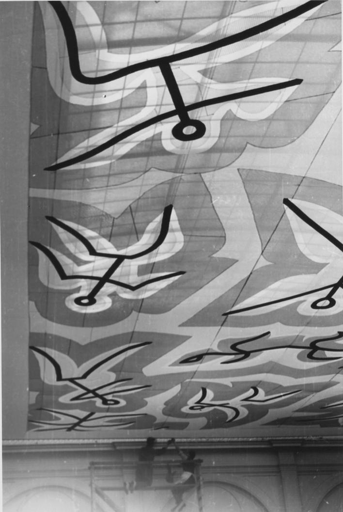 Montage des Velums in der Eingangshalle des Stedelijk Museum Amsterdam, 1938