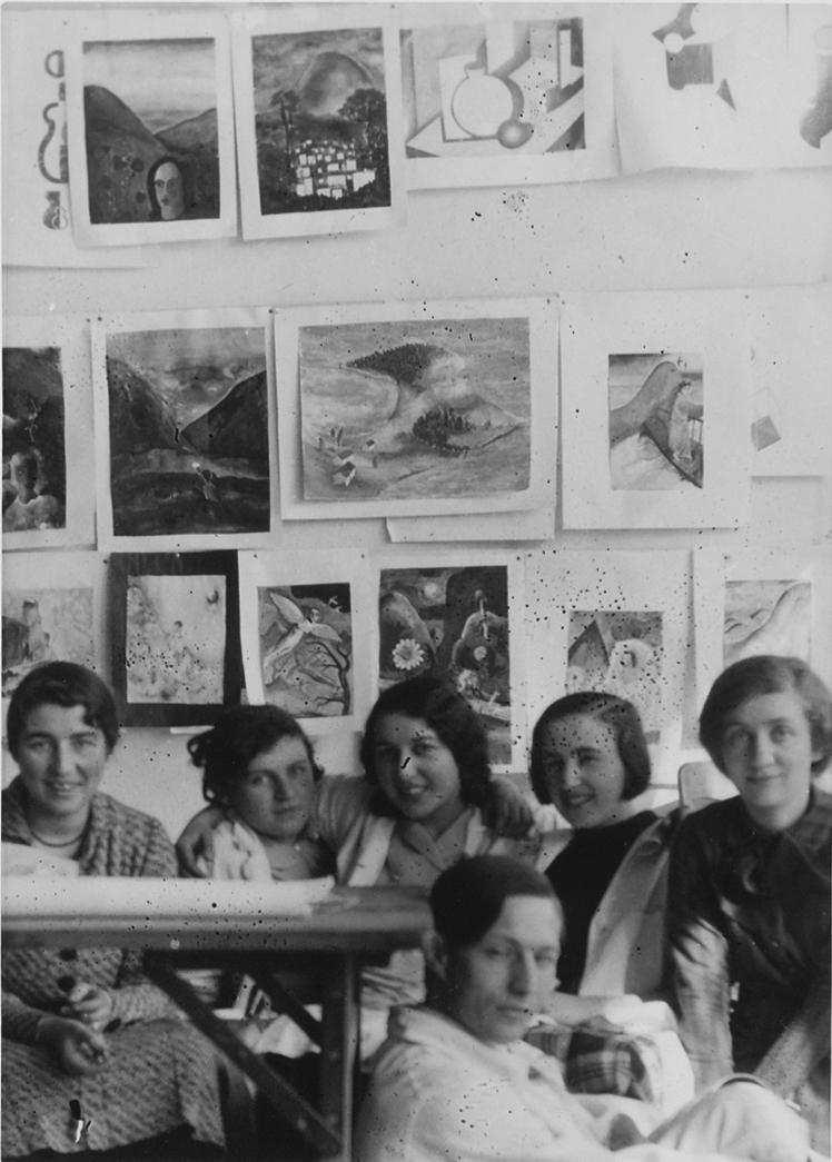 Schüler und Schülerinnen der Itten-Schule Berlin vor ihren Werken, Fotoaufnahme zwischen 1925 und 1934