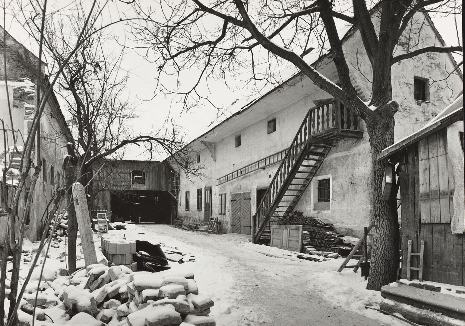 Kokoschkas Geburtshaus in Pöchlarn im Februar 1964. Die Fotografie aus dem Nachlass zeigt den Zustand vor der Einrichtung der Gedenkstätte 1973 (ZBZ, Nachl. O. Kokoschka 851.1 / Foto: © NLK Nechuta)