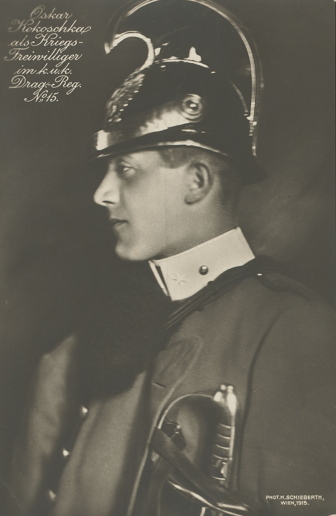 Der 29-jährige Oskar Kokoschka 1915 in der Uniform des k. u. k. Dragonerregiments Nr. 15 (ZBZ, Nachl. O. Kokoschka 71.1 / Foto: H. Schieberth)