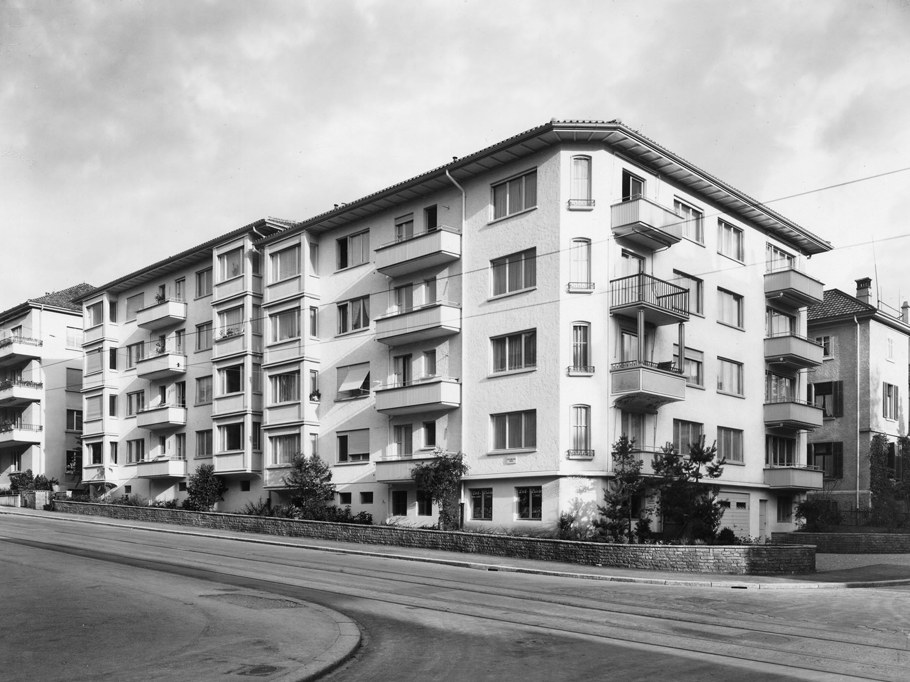 The corner house at Freiestrasse 101, Zurich, 1945. (Image: Wolf-Bender’s Erben/Architectural History Archive of the City of Zurich)