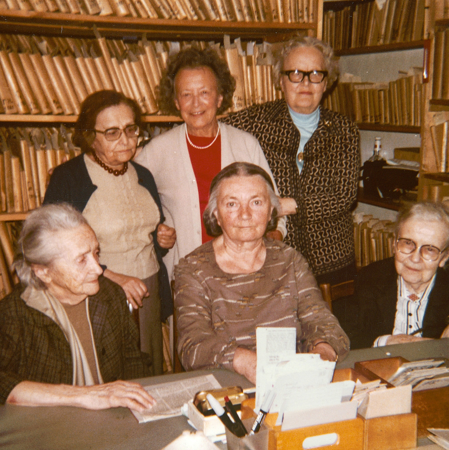 Ella Studer (ganz rechts) und Mitarbeiterinnen der RBC, 1983. <br>(Bild: Bellorini / ZB Zürich, Archiv RBC)