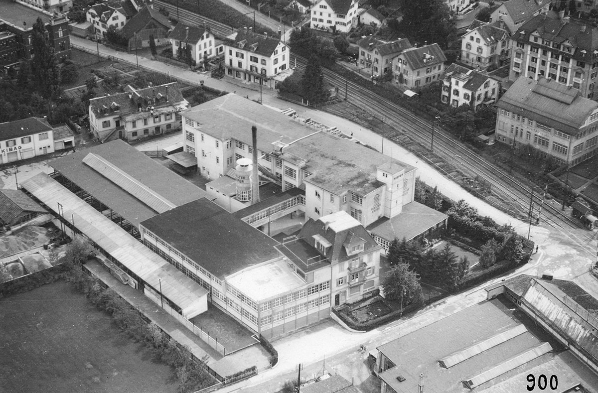 Die Weisse Fabrik an der Bachstrasse und dem Mythenquai, wohl um 1930 <br />(Bild: Baugeschichtliches Archiv der Stadt Zürich)