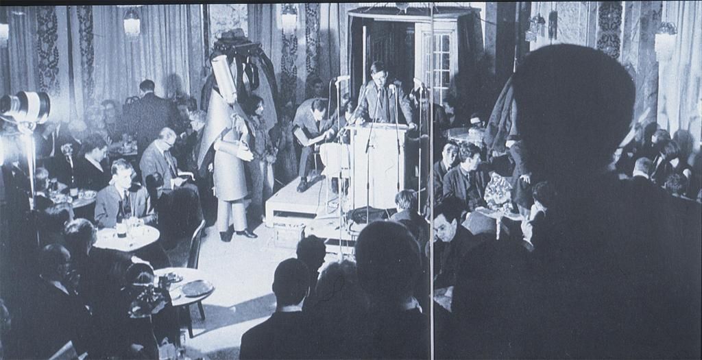 ZürichFenster, Antikunst aus Zürich, Zürich 1916: Dadaist Hugo Ball in seinem kubistischen Karton-Kostüm als magischer Bischof im Café Odeon.