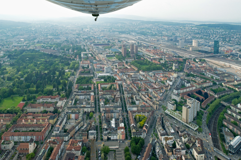 ZürichFenster, Wohnraum Zürich, Blick aus einem Zeppelin auf die Stadt Zürich, Fotografie von Juliet Haller