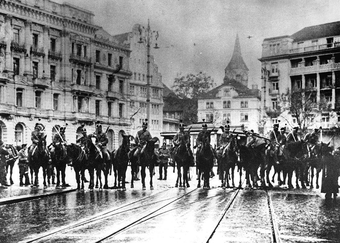Die Kavallerie sperrt den Zugang zum Paradeplatz ab. Stadtarchiv Zürich, V.L. 82