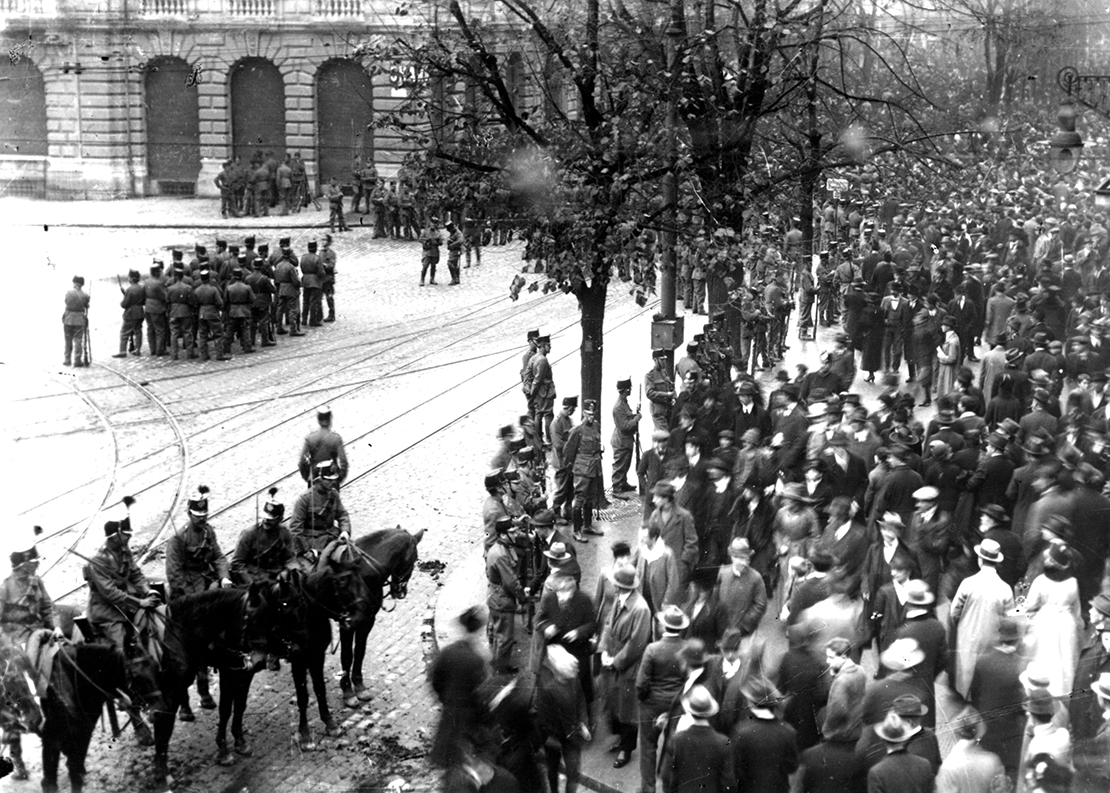 Das Militär besetzt den Paradeplatz während des Proteststreiks