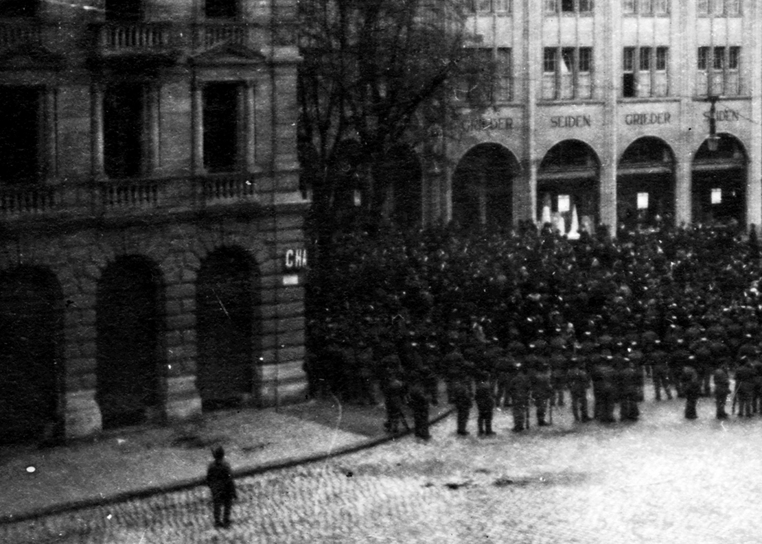 Truppen sperren den Zugang von der Bahnhofstrasse zum Paradeplatz ab